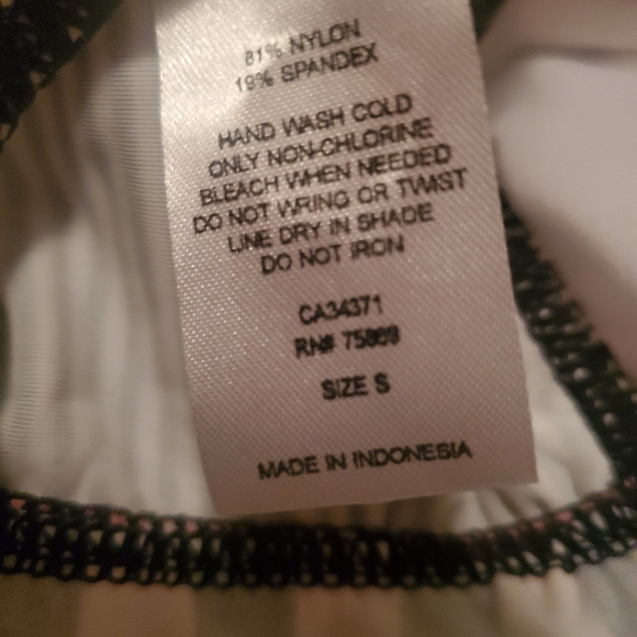 Womans, Full Coverage Swimsuite Top - Picture 4 of 7